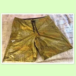 Columbia PFG Men’s Fishing Shorts Featuring A Green Camouflage Pattern